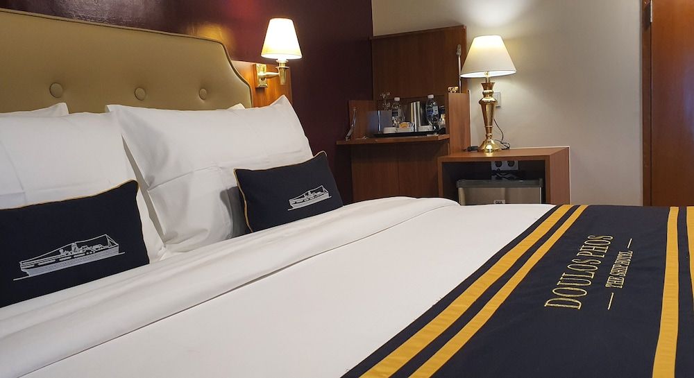 Doulos Phos The Ship Hotel Deluxe Plus Double or Twin Room 6