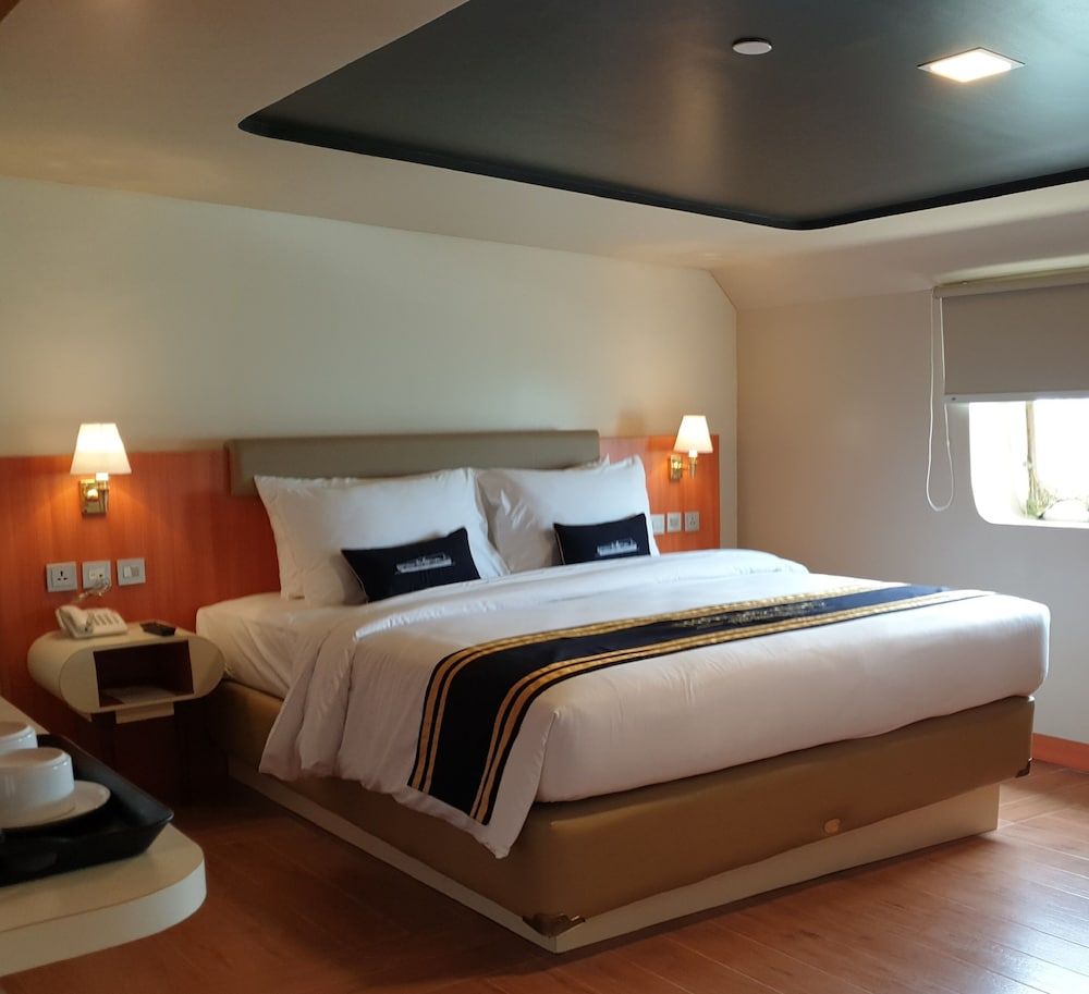 Doulos Phos The Ship Hotel 