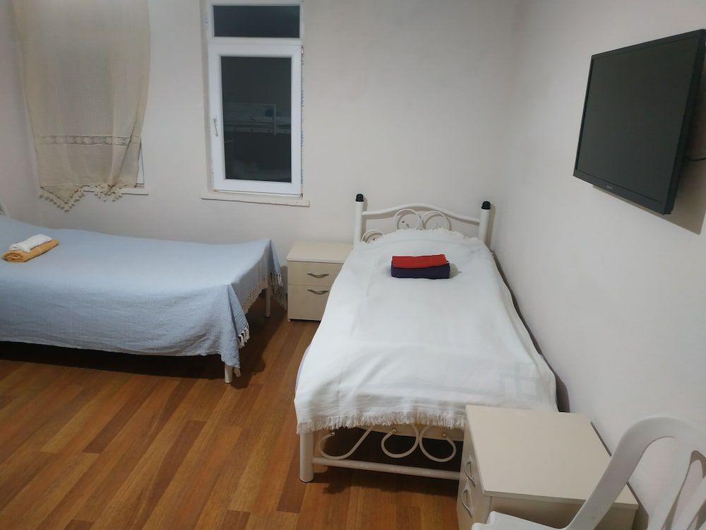 Zeytinada Pansiyon ve Gozleme Basic Quadruple Room, Shared Bathroom 4