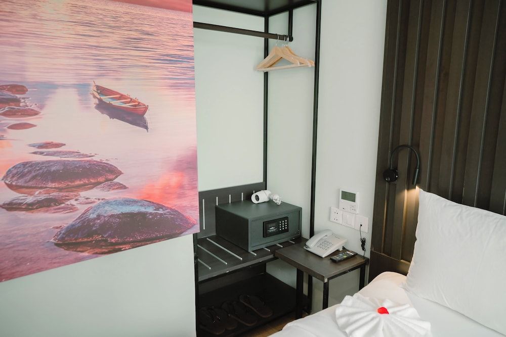 Hermes Hotel Nha Trang Deluxe Double Room, Balcony, City View 6