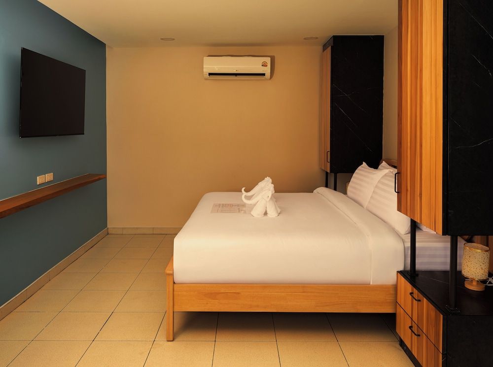 undefined Lenny's Hotels 3