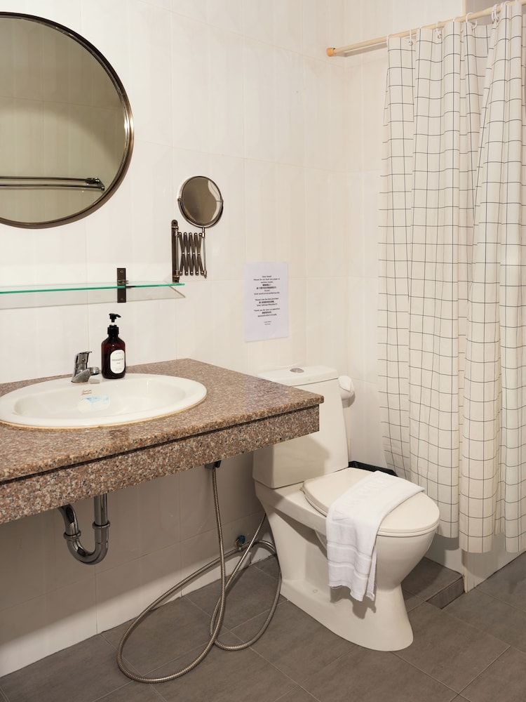 Lenny's Hotels Standard Room, 1 King Bed 5