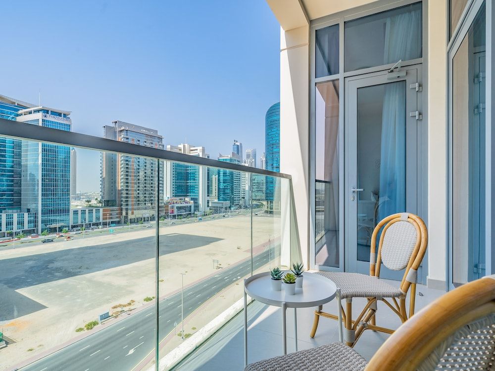 Charming Tropical Apartment Minutes To Dubai Mall