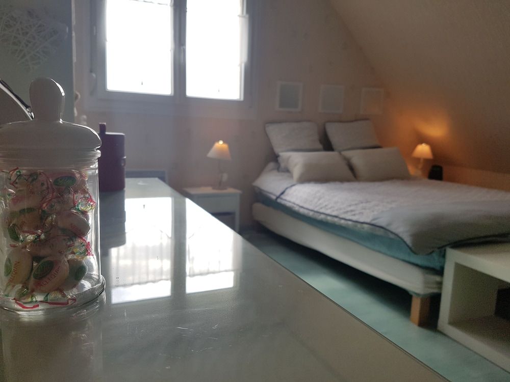 Romantic Room, Hill View