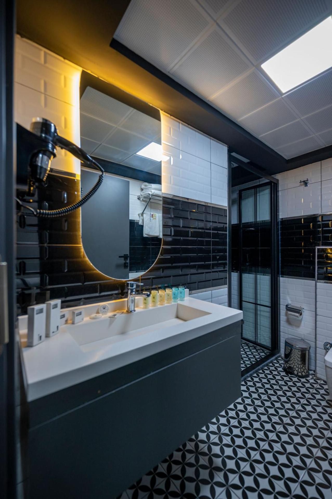 California Hotel Standard Double Room with Courtyard View 3