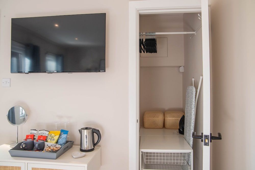 Bridgeside Rooms Double Room, Ensuite (The Courtyard Room) 9