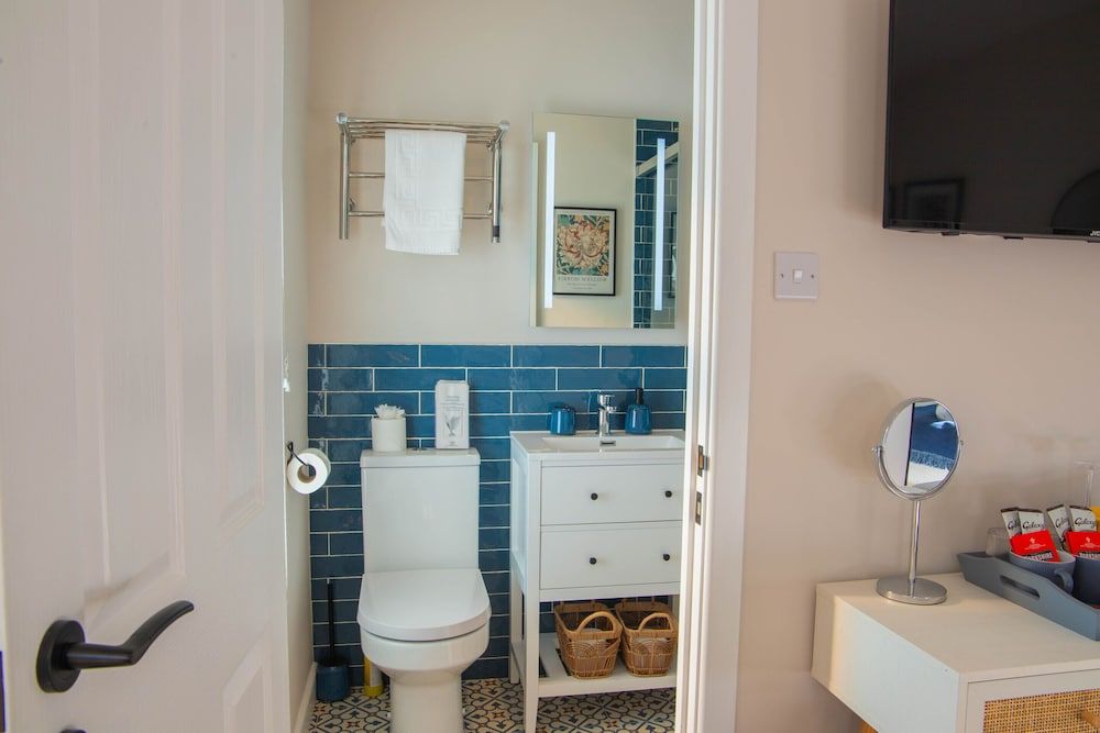 Bridgeside Rooms Double Room, Ensuite (The Courtyard Room) 2