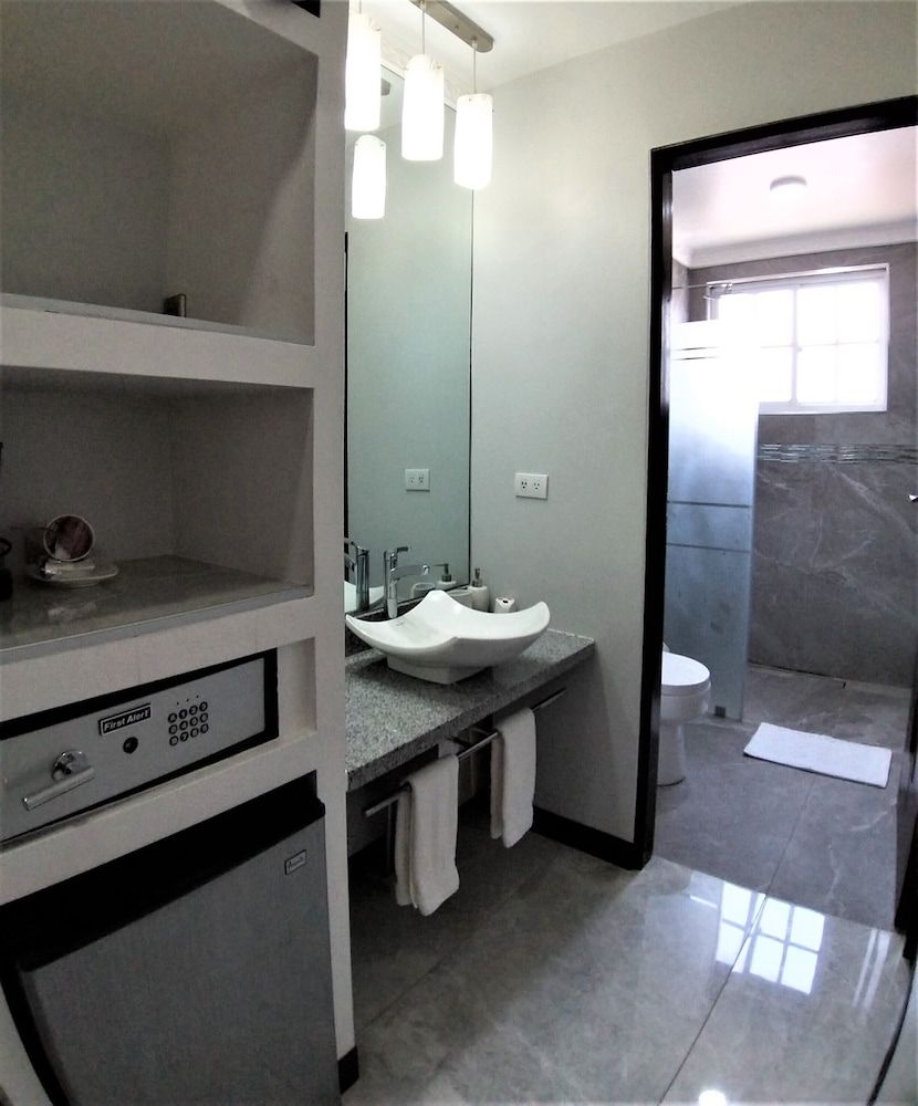 Alameda Cariari Deluxe Quadruple Room 9