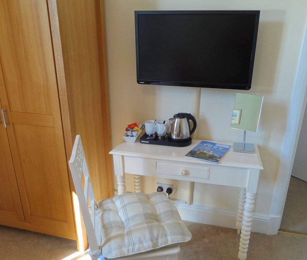 Alcuin Lodge Twin Room 5