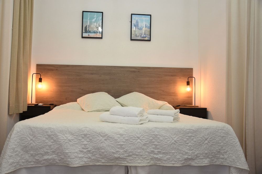 Ally's Guest House Barcelona B&B