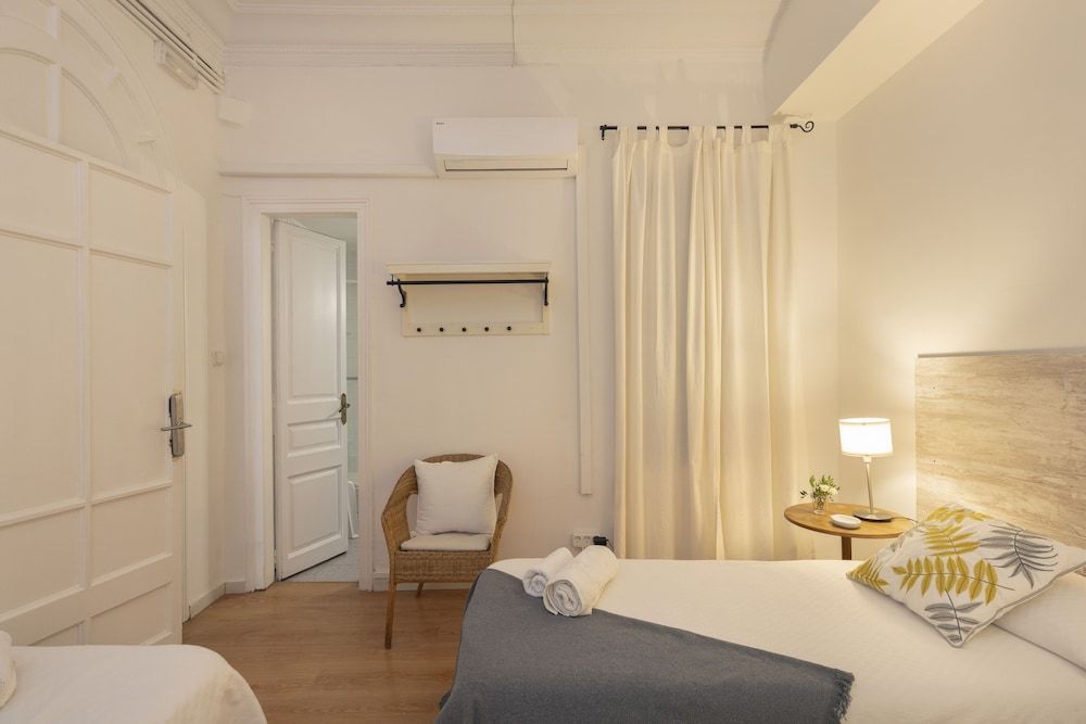 Habitación doble económica, con cama supletoria a petición del cliente