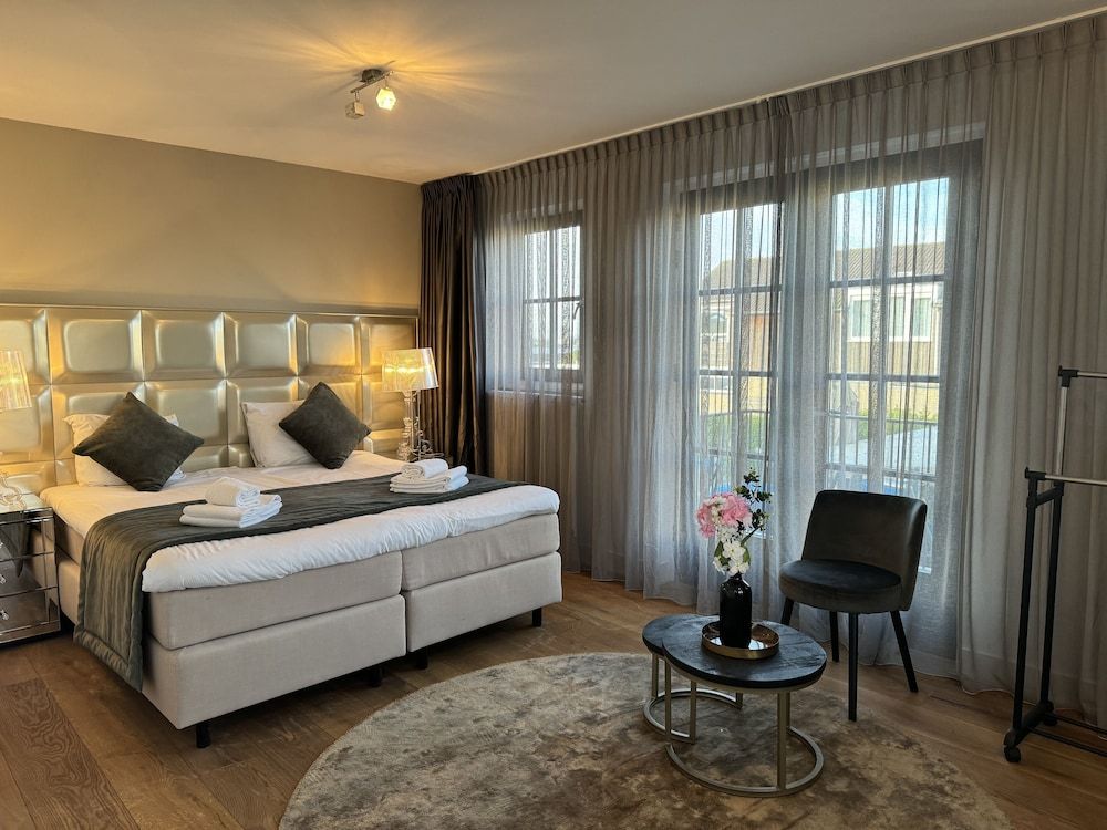 Luxury Studio, Balcony, Lake View