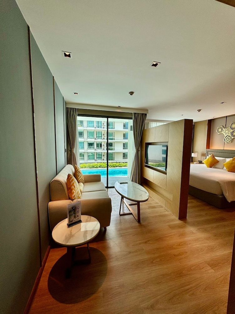 Wyndham La Vita Rawai Phuket Deluxe Pool Access 6