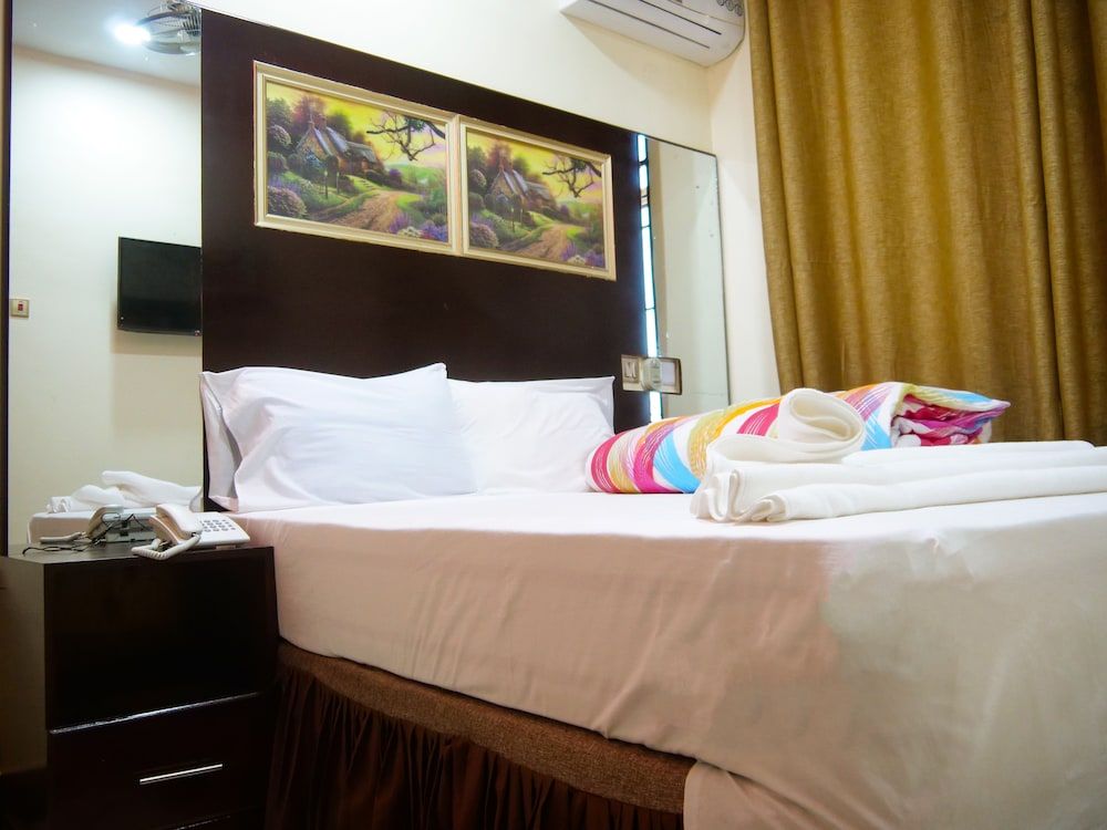 undefined Clomps Motel 5