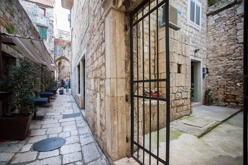 undefined Apartment Dumaneo Art 2