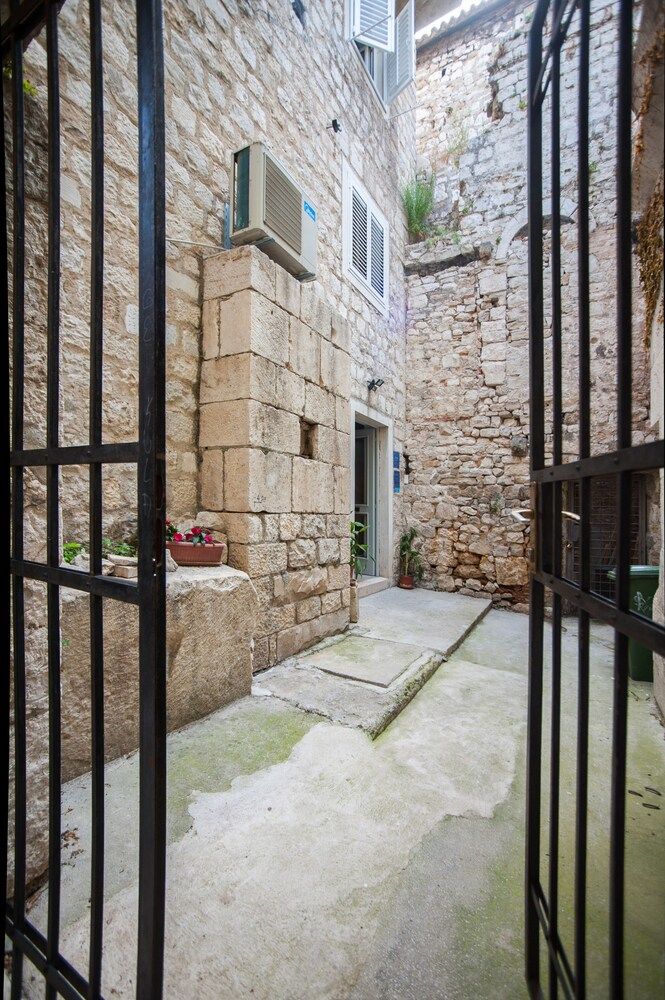 undefined Apartment Dumaneo Art 8