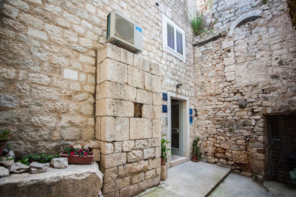 undefined Apartment Dumaneo Art