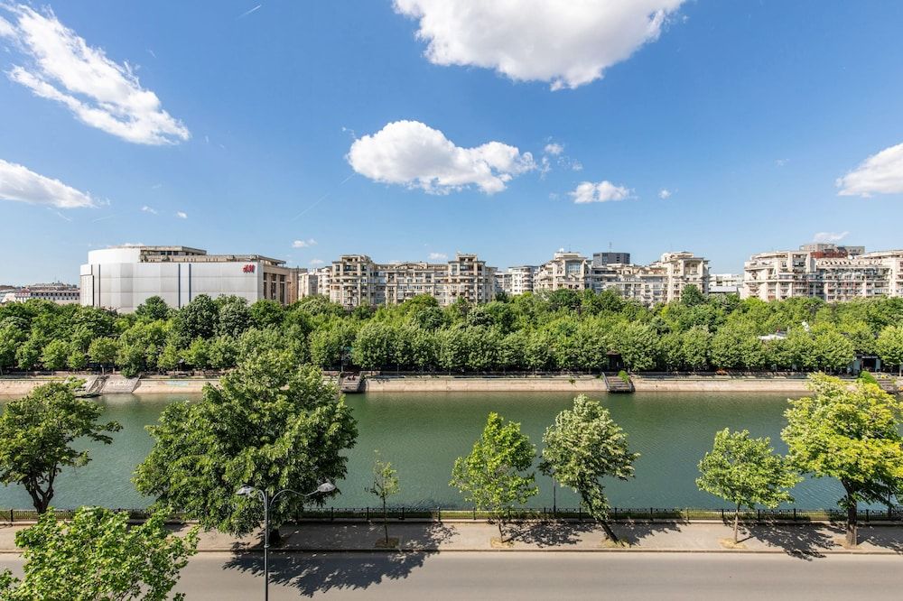 HOLT - Jules Verne's Imaginarium Luxury Apartment 16