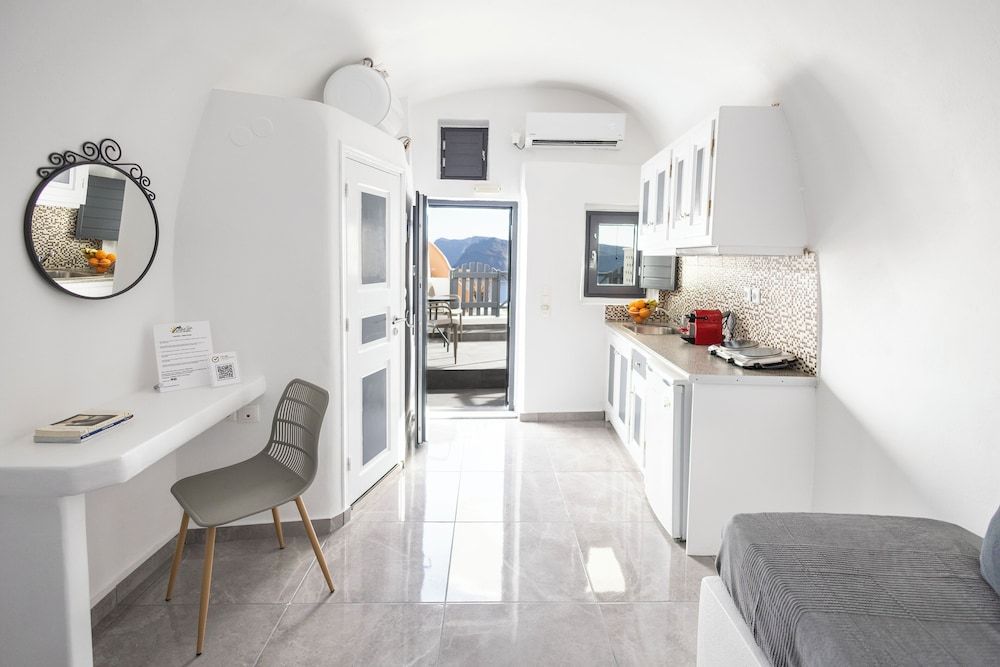 undefined White Side Suites 5