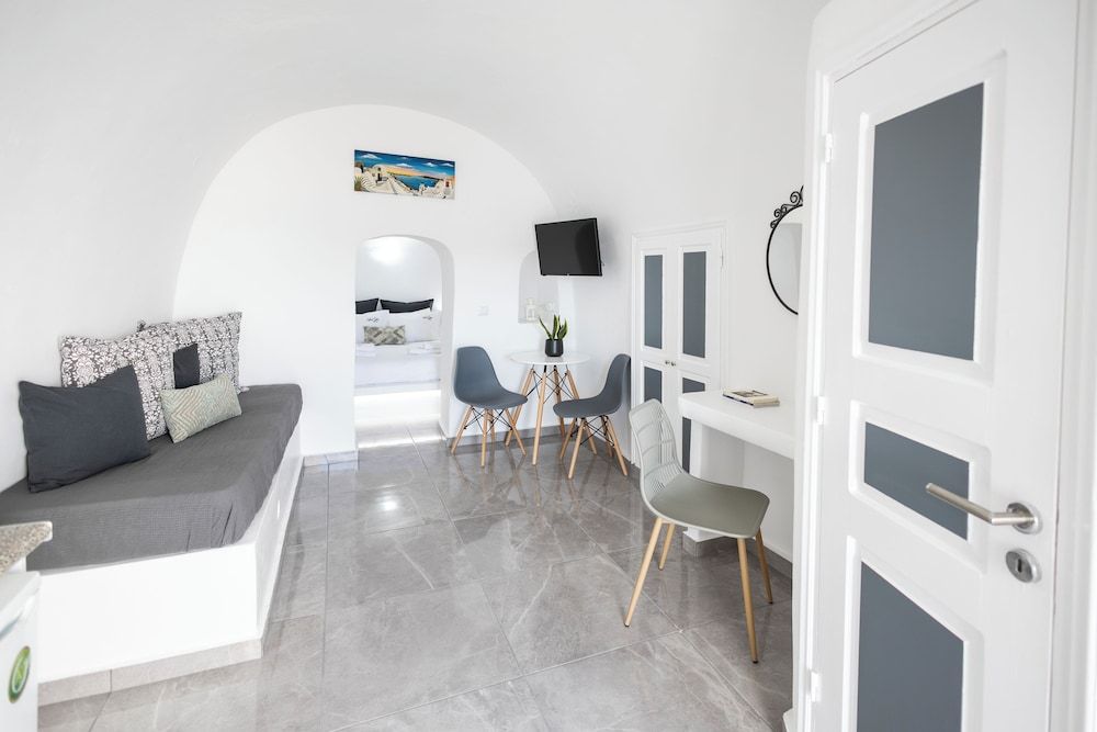 undefined White Side Suites 7