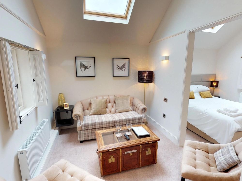 Devonshire Arms Deluxe King Suite 5