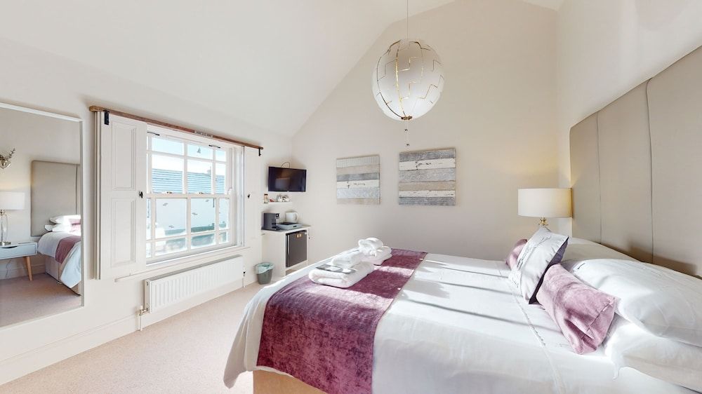 Devonshire Arms Deluxe King Room 4