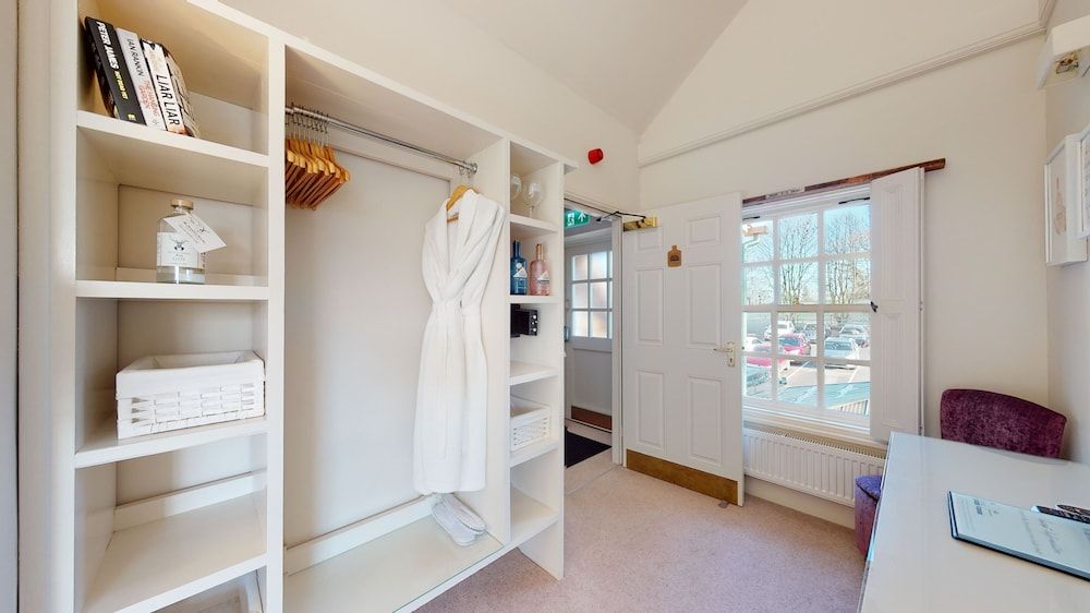 Devonshire Arms Deluxe King Room 14