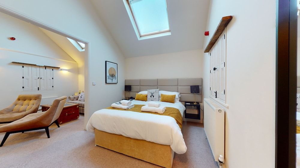 Devonshire Arms Deluxe King Suite 6