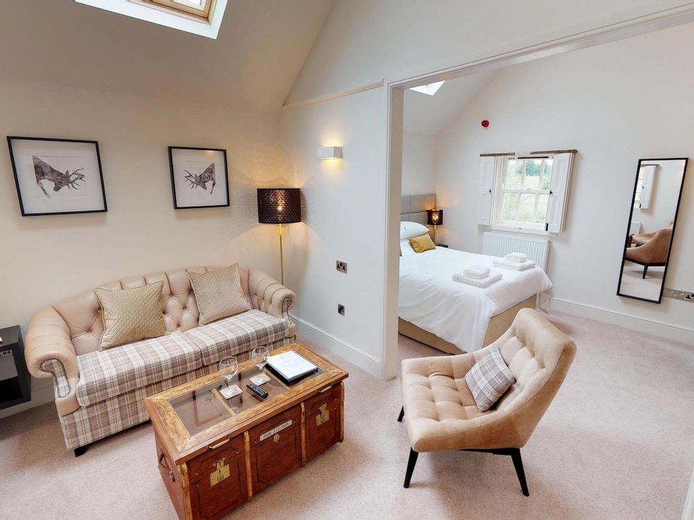 Devonshire Arms Deluxe King Suite 13