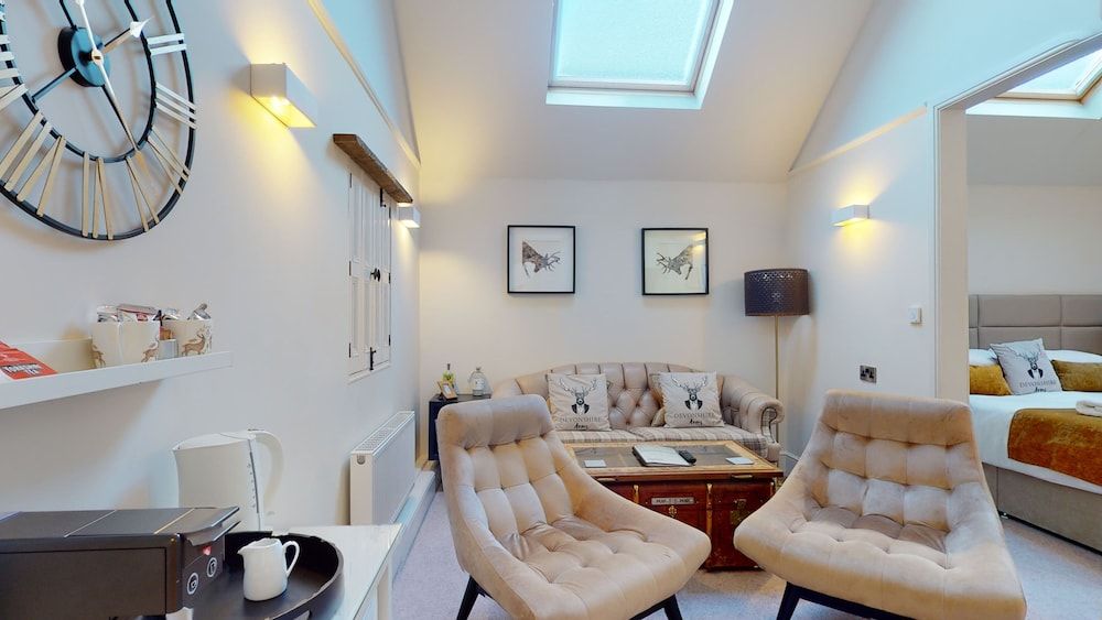 Devonshire Arms Deluxe King Suite 14