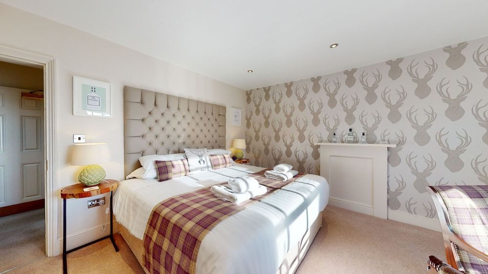 Devonshire Arms Deluxe King Room 7