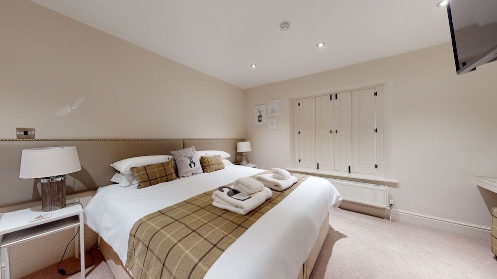 Devonshire Arms Deluxe King Room 10