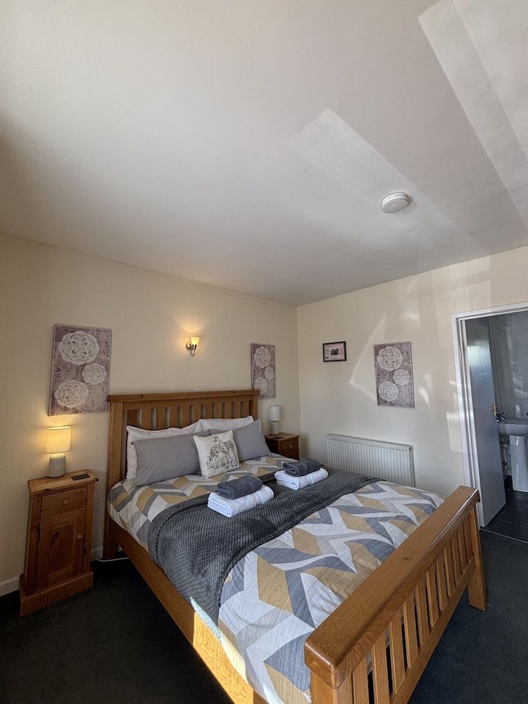 The Half Moon Inn Comfort Double Room, Accessible, Ensuite 7