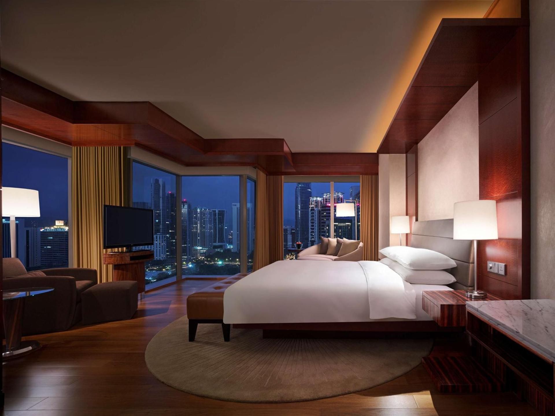 1 King Bed With Tower View Deluxe
