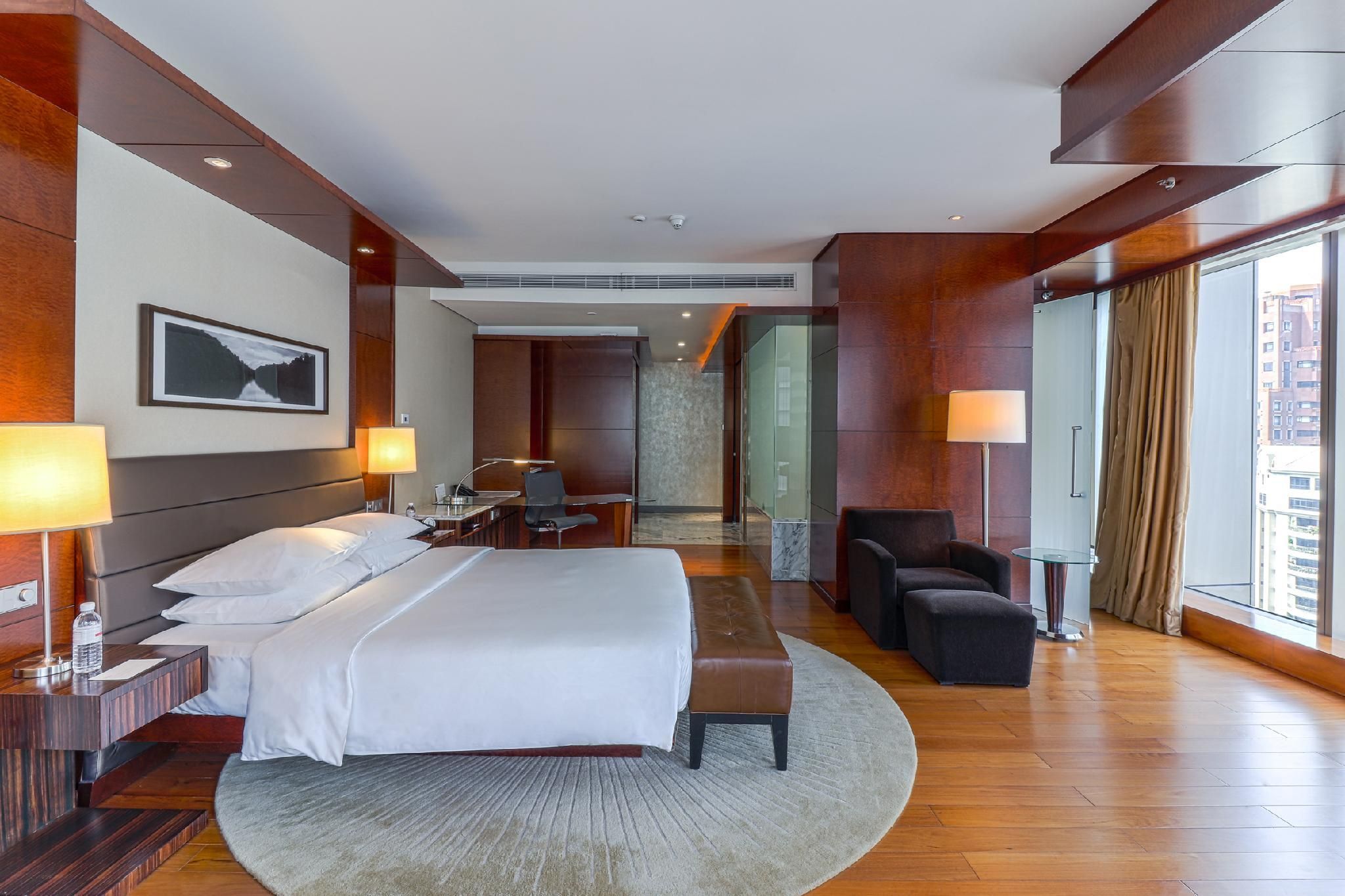 1 King Bed With Tower View Deluxe
