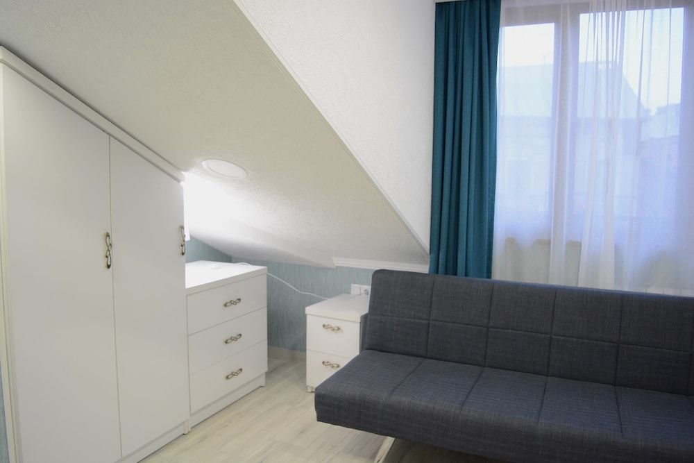 Nicolas Family Room 6