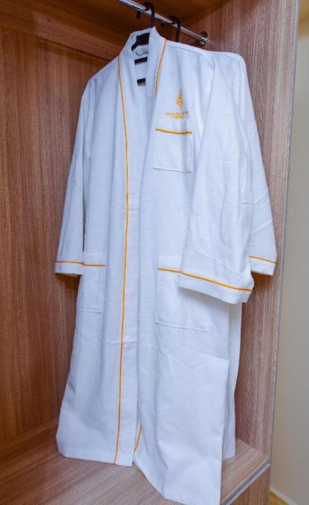 Deuts Four Seasons Hotel Standard Room 9