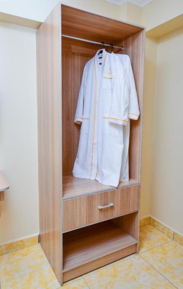 Deuts Four Seasons Hotel Standard Room 11