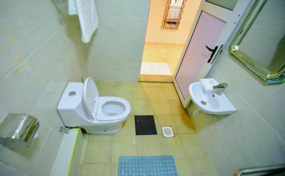 Deuts Four Seasons Hotel Standard Room 13