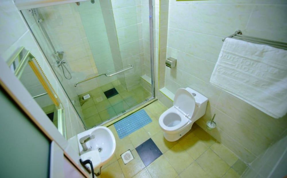 Deuts Four Seasons Hotel Standard Room 12