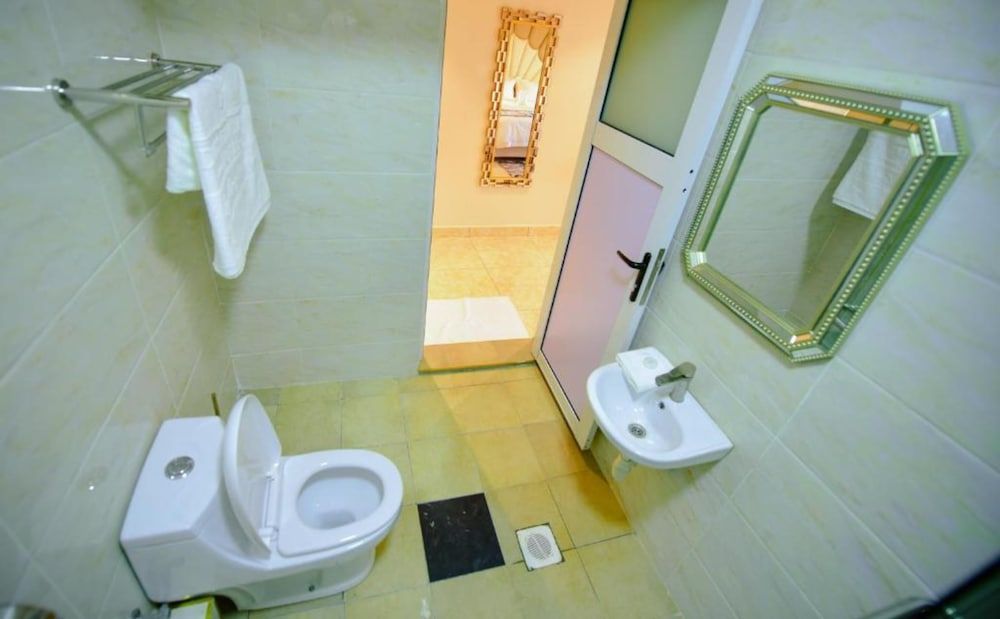 Deuts Four Seasons Hotel Standard Room 14