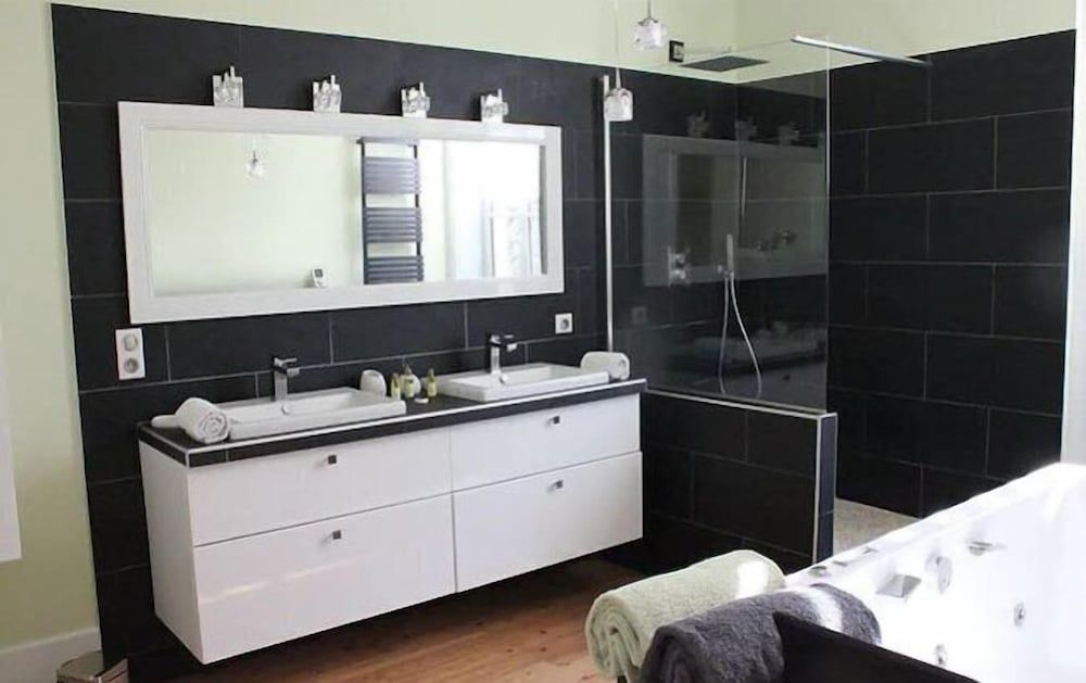 Clos Marie Deluxe Suite (Victor Hugo) 3