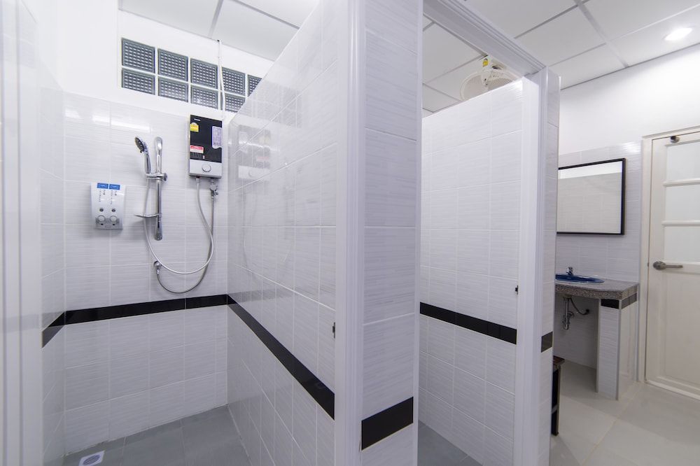 Private Twin Room with Shared Bathroom