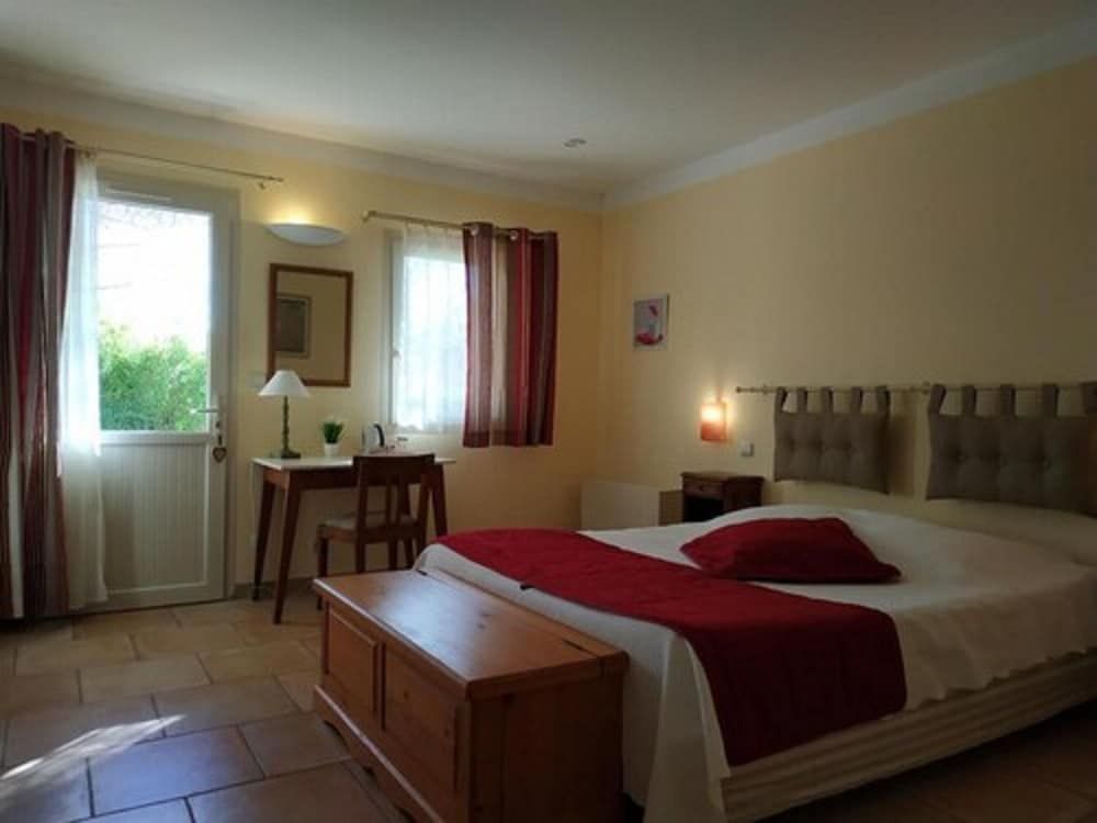 Double Room (Coquelicot)