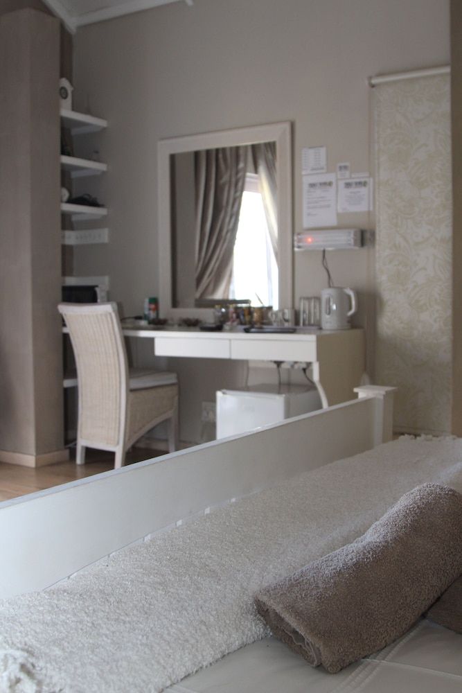 Indigo Moon Guesthouse Executive Room, Pool View 2