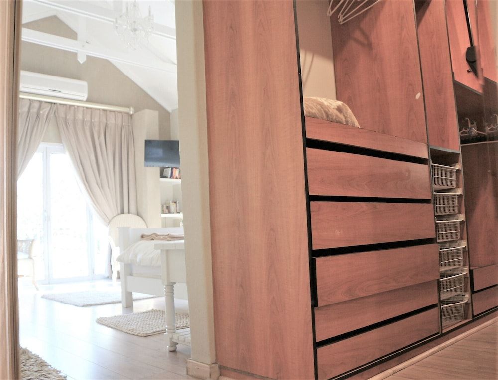 Indigo Moon Guesthouse Executive Room, Pool View 4