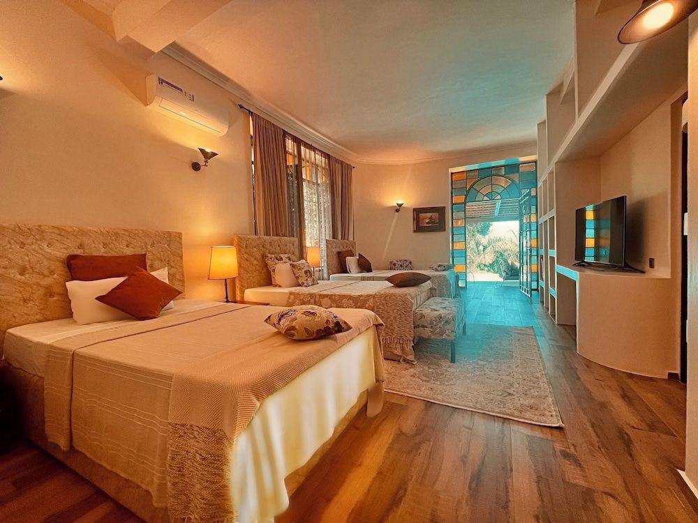 PINK FLAMINGO BOUTIQUE HOTEL Deluxe Triple Room 3