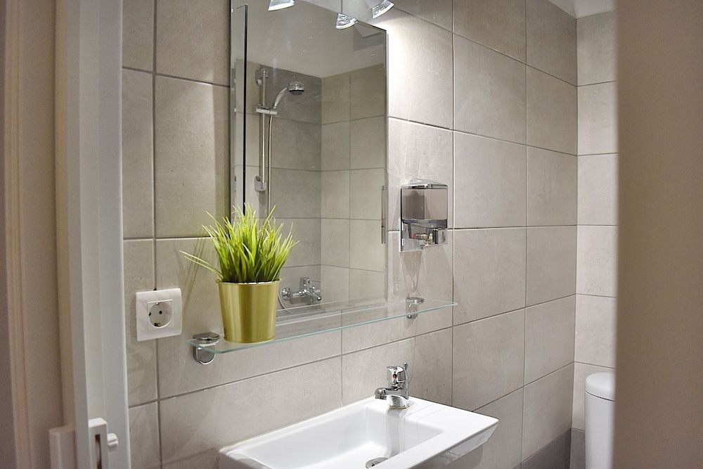 Check Point - Acropolis Room 8