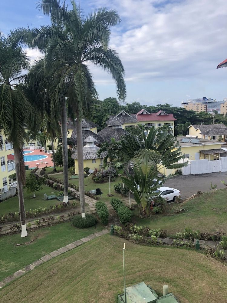 Majestic Supreme Ridge Cott Family Room, 2 Bedrooms, Smoking, Beach View 8