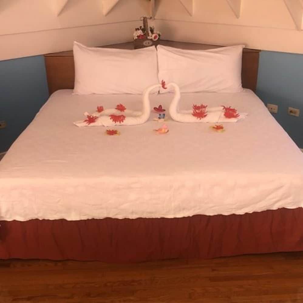 Majestic Supreme Ridge Cott Family Room, 2 Bedrooms, Smoking, Beach View 3